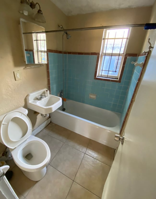 Building Photo - 1598 W 23rd St