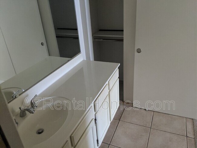 Building Photo - 700 E Mesquite Cir