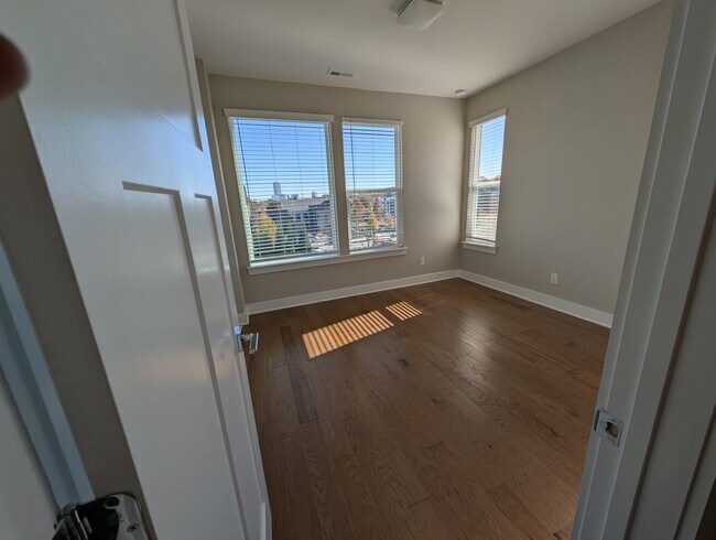 Building Photo - End-unit townhome in Bryant Park Terrace! 2-beds, 2-full baths, and 2-half baths.