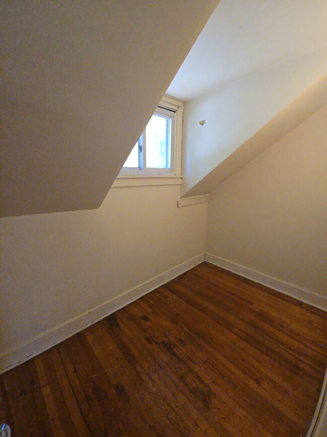 Building Photo - Spacious 3-Bedroom Home w/ Parking & Centr...
