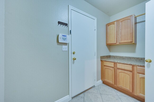 Building Photo - 561 Pacer Terrace