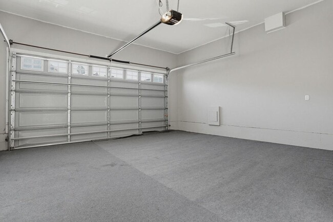 Building Photo - 3 Bedroom Home Available Now!