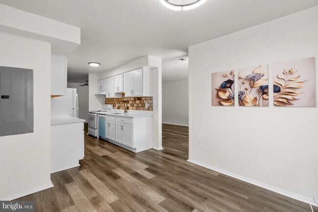 Building Photo - 435 Christopher Ave