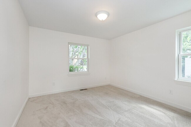 Building Photo - Four bedrooms/2.5 Baths Newly Remodeled Bay Village Home!