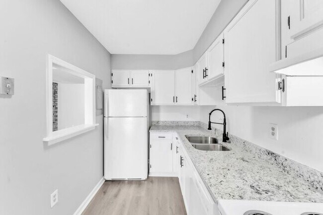 Building Photo - *NEWLY RENOVATED* 2 Bedroom Townhouse in D...