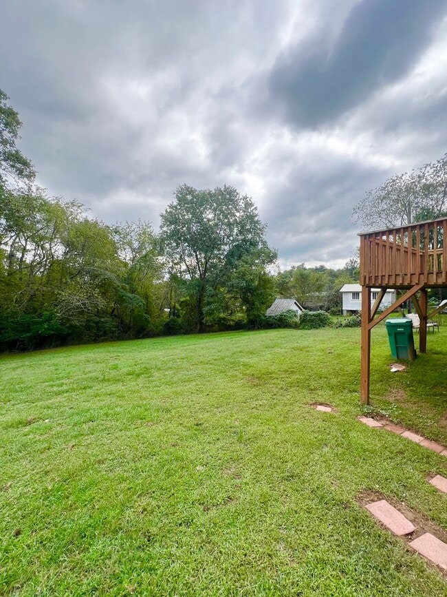 Building Photo - Cute 2 bedroom 1 bath in Asheville
