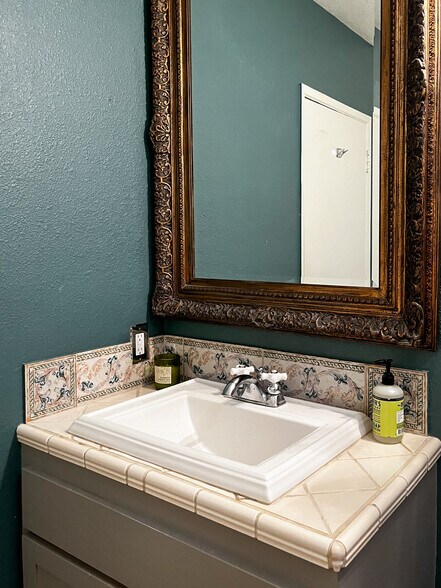 Building Photo - 700 Westmount Dr