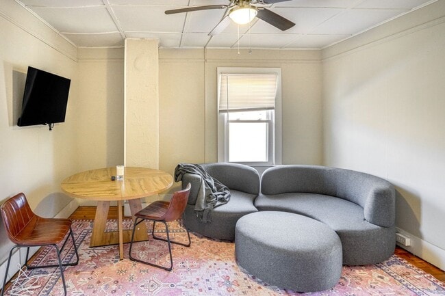 Building Photo - Renovated 2 Bedroom + Den w/ Private Garden Access