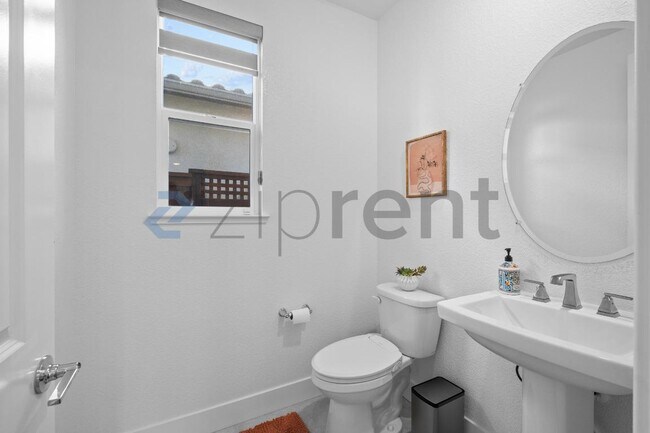 Building Photo - Unit