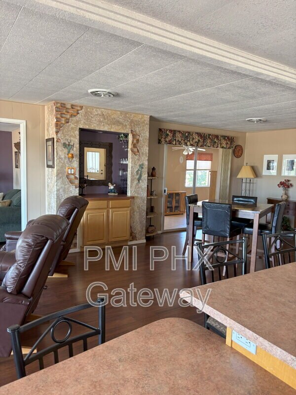 Building Photo - 2129 N Rosburg Dr