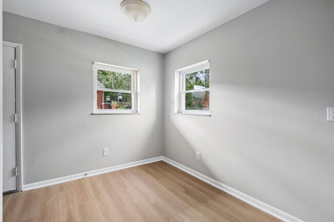 Building Photo - 133 E Markison Ave