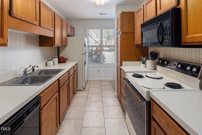 Building Photo - Townhouse in Woodcroft!