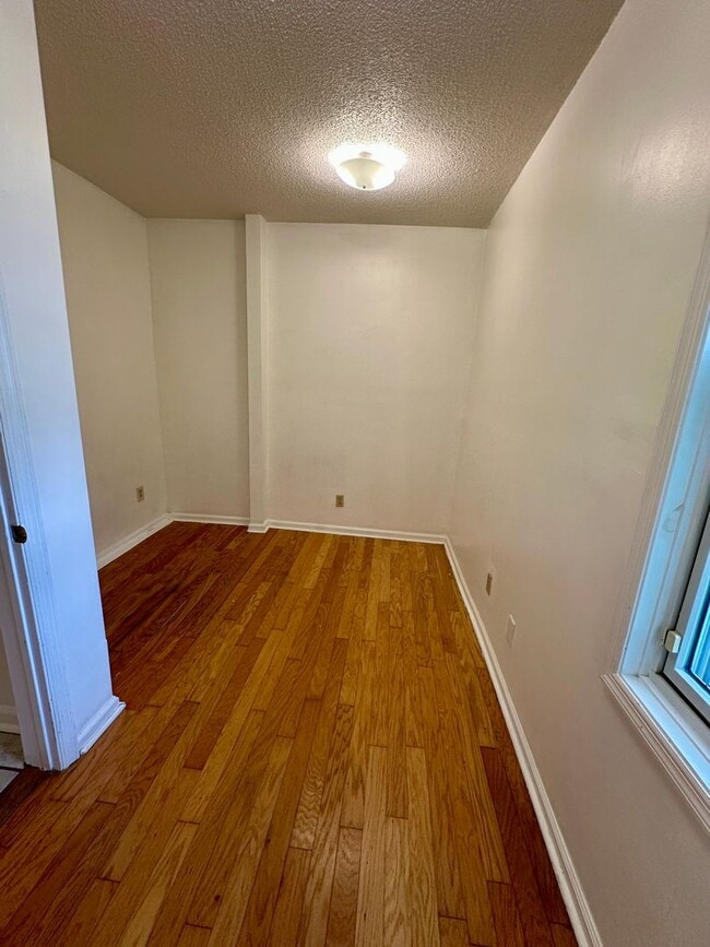 Building Photo - 3 BED | 2 BATH | GATED BACKYARD | THOMAS S...