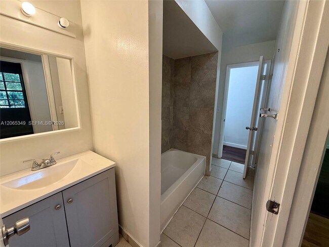 Building Photo - 1237 SW 46th Ave