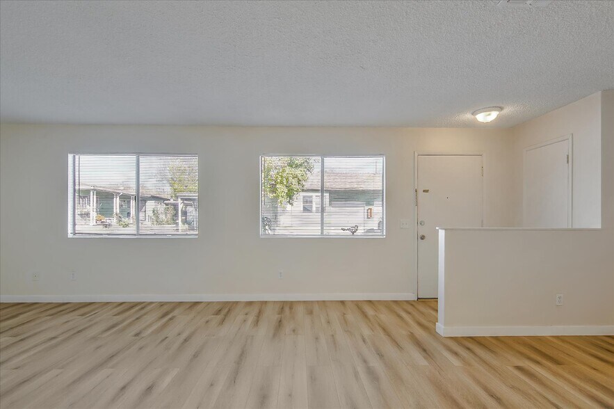 Building Photo - 9223 Langdon Ave