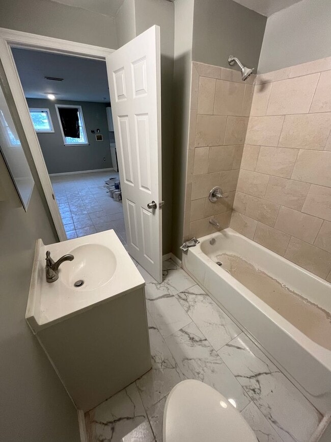 Building Photo - Lovely 2 BR/1 BA Condo in Columbia Heights!