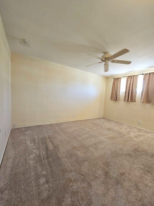 Building Photo - Spacious 3 bd 2 bath home.