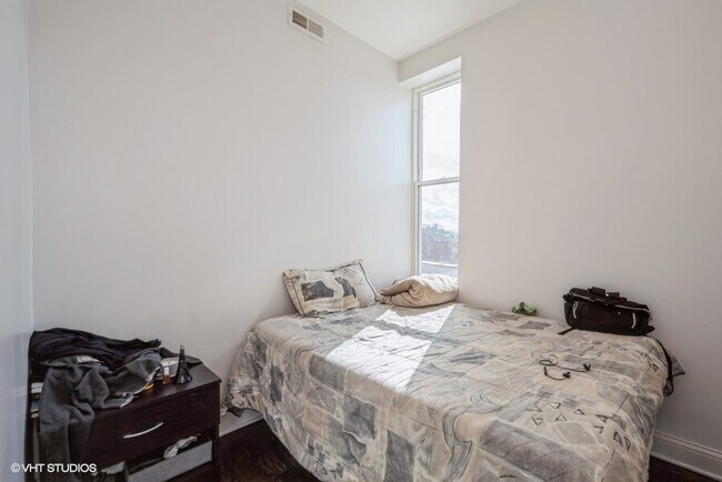 Building Photo - 4012 W Armitage Ave