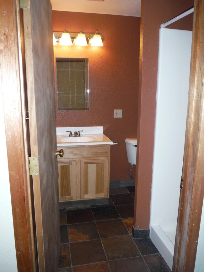 Building Photo - Cute 3 Bedroom Condo w/ Bonus Room - Walki...