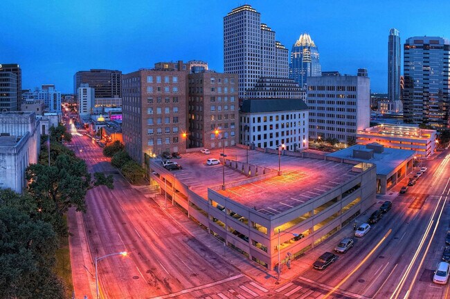 Building Photo - 5275 Town and Country Blvd