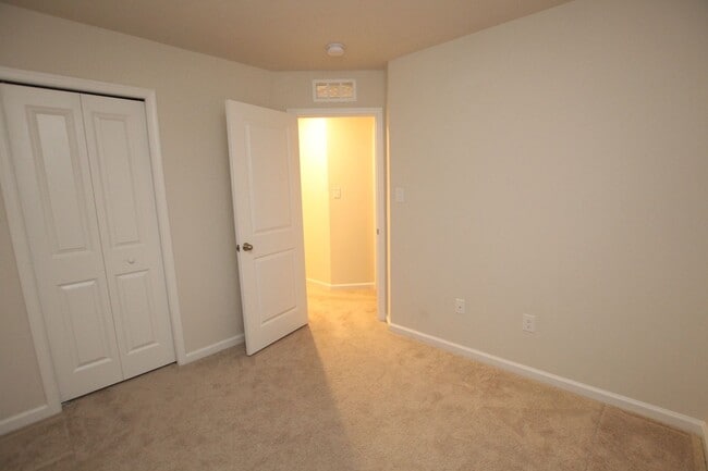 Building Photo - Easy living in this immaculate town home. ...