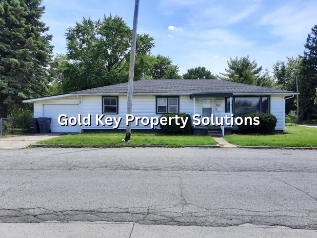 Building Photo - COMING SOON! 3 BR 1 BA House with Garage a...