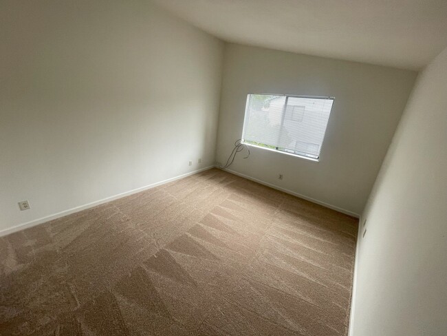 Building Photo - $3,490 - GORGEOUS THREE BEDROOM REMODELED ...