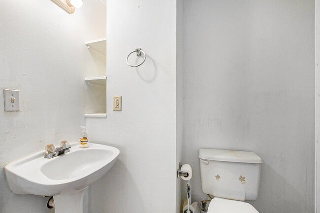 Building Photo - 809 Westmoreland Ave