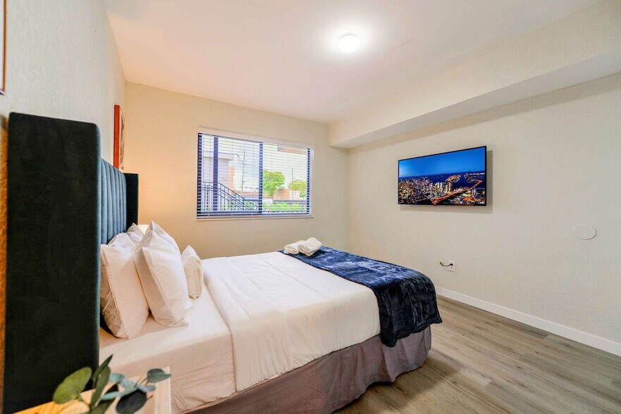 Building Photo - 700 SW 11th Ave