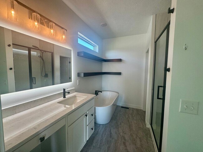 Building Photo - ** SECURITY DEPOSIT SPECIAL** 5 bedroom 3 bath in SW Lincoln