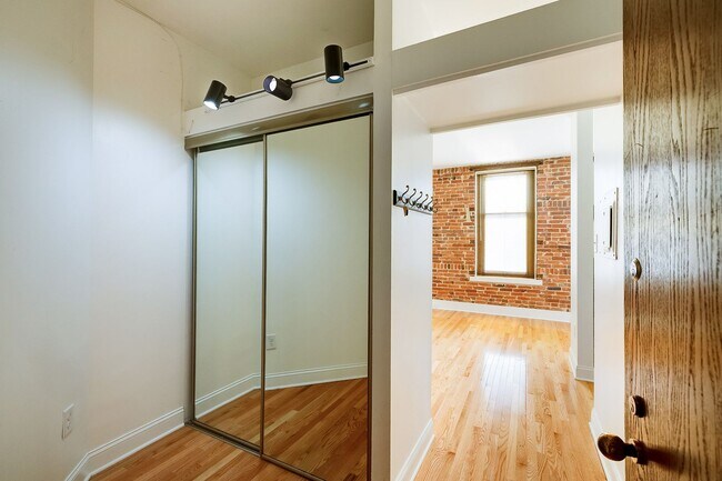 Building Photo - Heart of Dupont Move-in Ready Studio at the Historic Cairo Condominium! Utilities Included!