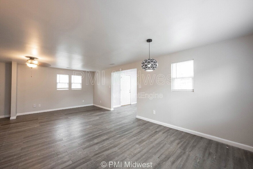 Building Photo - 955 N Traub Ave