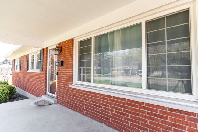 Building Photo - Welcome to this charming 3-bedroom, 2 full...