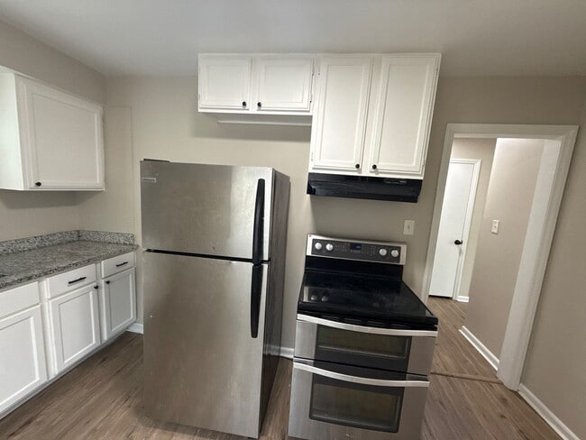 Building Photo - Beautiful 3-Bedroom Home – We Welcome Sect...