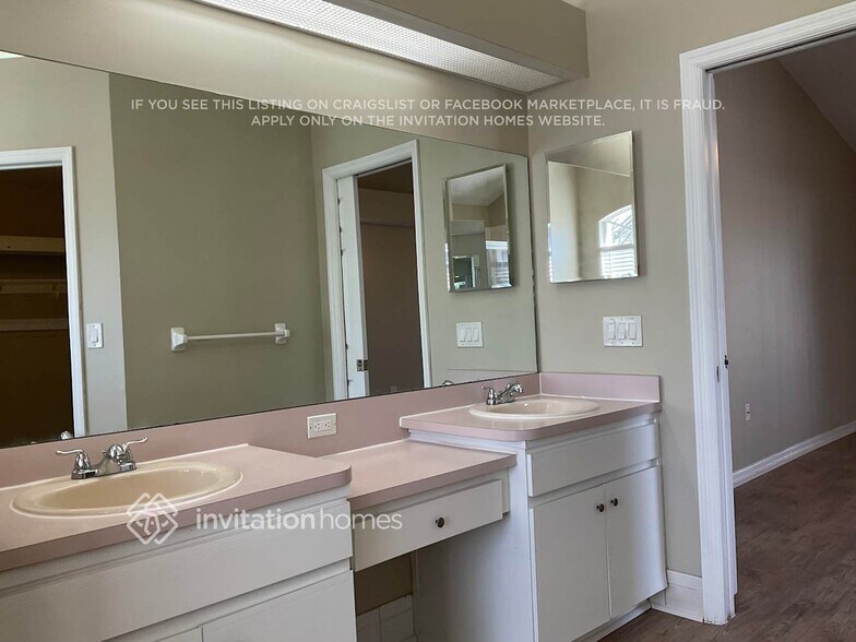 Building Photo - 9741 Reynosa Dr