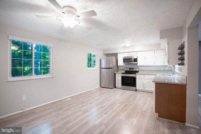 Building Photo - 8015 Steeple Chase Ct