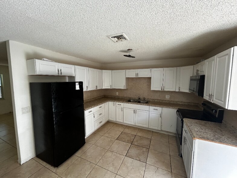 Building Photo - 626 W Mango St