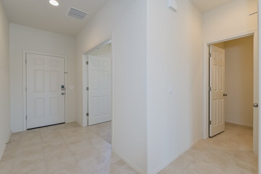 Building Photo - 10854 W Claxton Dr