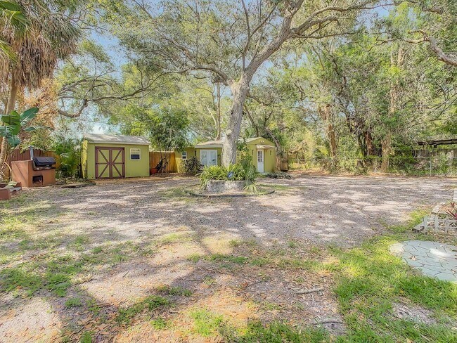 Building Photo - Charming Three bedroom one bath with huge backyard