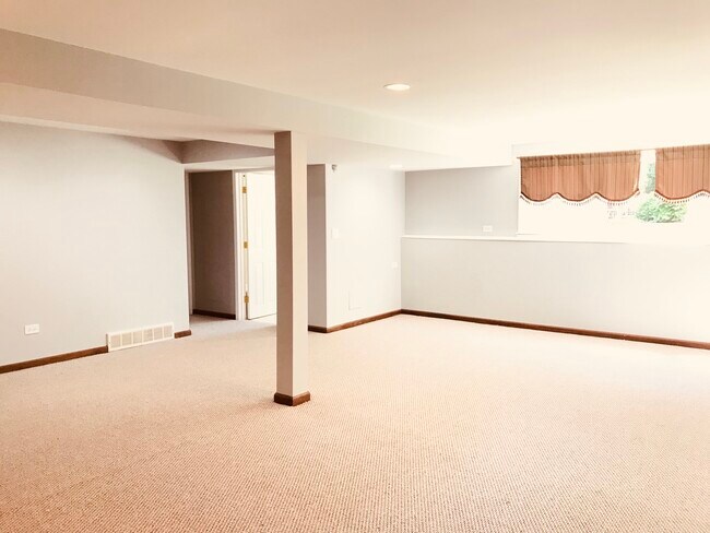 Building Photo - 724 Burning Tree Ln