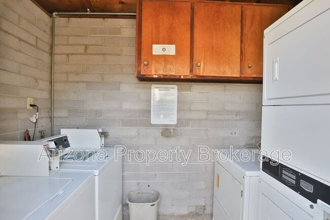 Building Photo - 2408 W Morten Ave