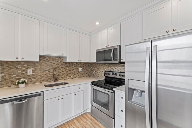 Building Photo - 230 Normandy Ln