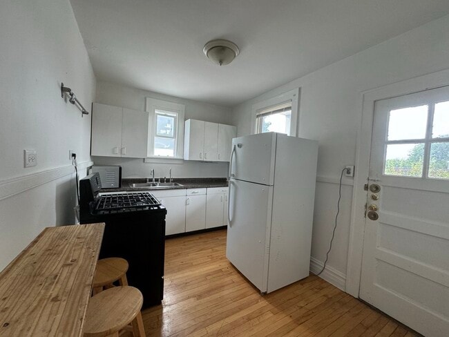 Building Photo - 28W573 Stafford Pl