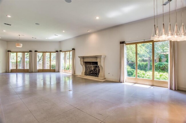 Building Photo - 6615 Willow Ln