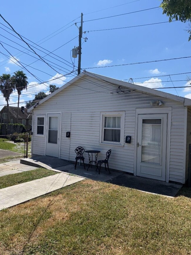 Building Photo - 3944 Clermont Dr