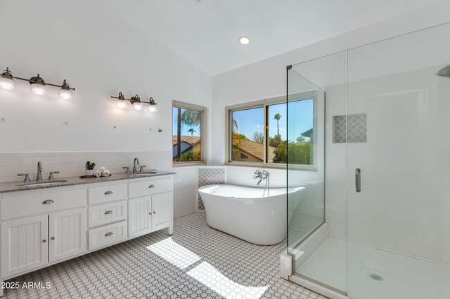 Building Photo - 2119 E New Bedford Dr