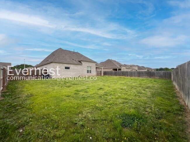 Building Photo - 5670 Matthew Dr