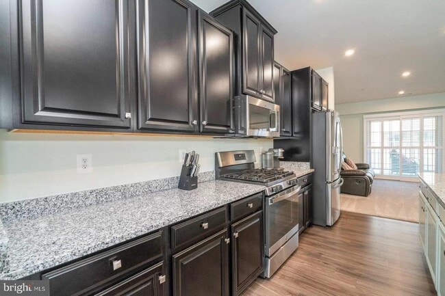 Building Photo - 5950 Etterbeek St