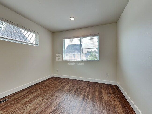 Building Photo - 33013 Lookout Ln