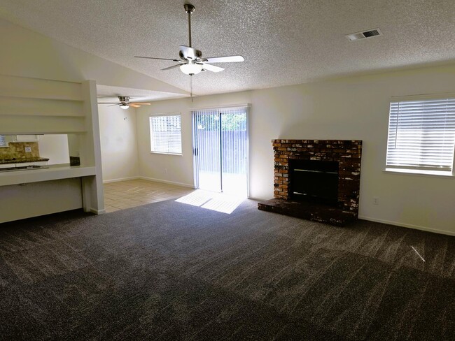 Building Photo - 4951 E Fillmore Ave